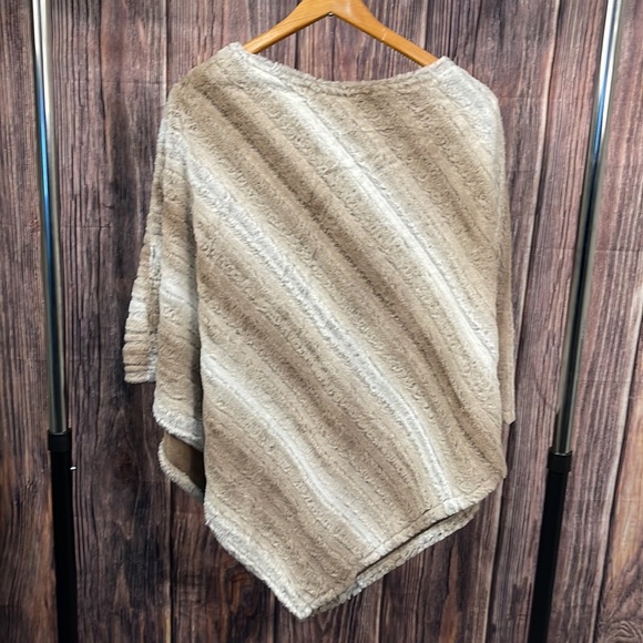 Poncho - Picture 2 of 3
